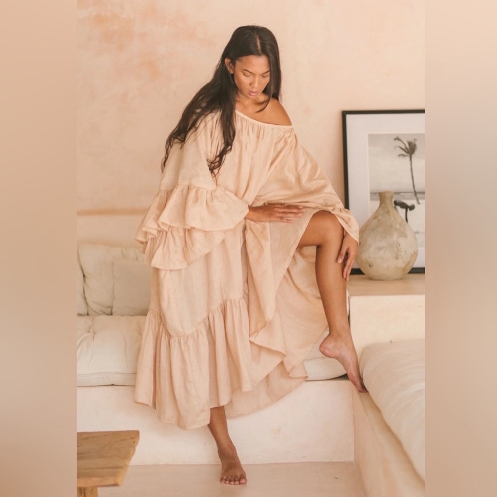 ⭐️Myrah Penaloza Brida Gown Tan OS⭐️